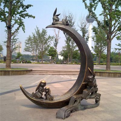 广场公园玻璃钢仿铜月亮上的兔子景观博鱼网页版