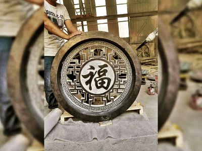 公园里摆放的圆形的青石石雕创意福字博鱼网页版
