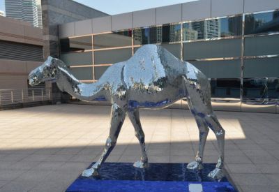 广场摆放的无尾巴的不锈钢镂空骆驼博鱼网页版