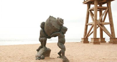 海边抬着海螺的小男孩景观儿童博鱼网页版