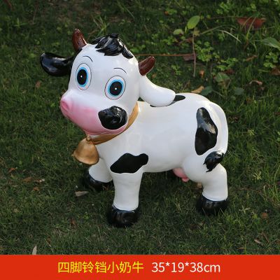 草坪一只带着铃铛的玻璃钢小牛博鱼网页版