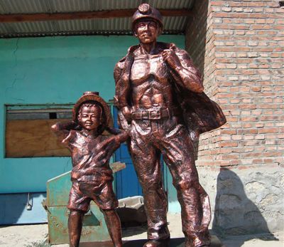 广场铜雕大人拉着小孩子的工人博鱼网页版