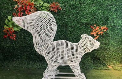 花园一只行走的不锈钢镂空松鼠博鱼网页版