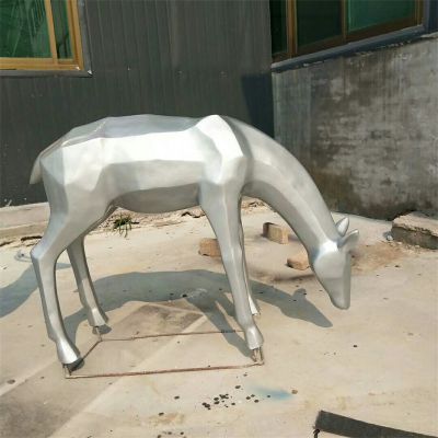 户外一只低头的不锈钢几何鹿博鱼网页版