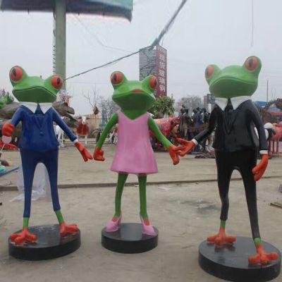 景区玻璃钢三只站立的青蛙博鱼网页版