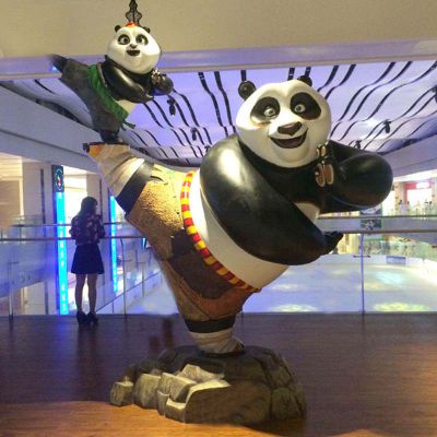 在影院商场门口摆放卡通功夫熊猫玻璃钢博鱼网页版