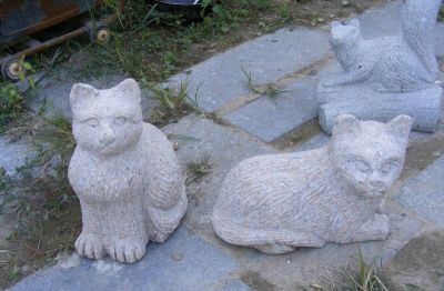 户外草坪大理石石雕卧着的猫博鱼网页版