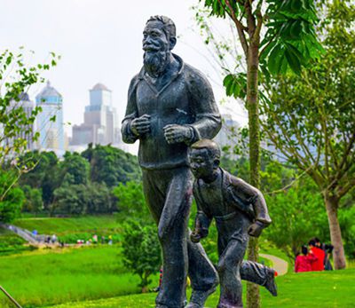 花园草坪摆放爷孙跑步青铜塑雕