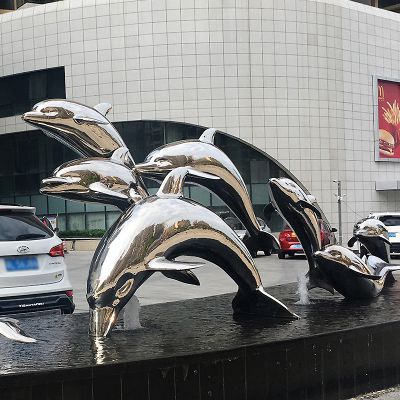 酒店门口多只不锈钢跳跃的海豚博鱼网页版