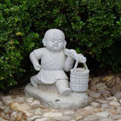 寺庙庭院大理石石雕挑着水桶的小沙弥博鱼网页版