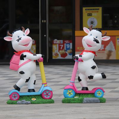 城市街道一对滑板车的玻璃钢牛博鱼网页版