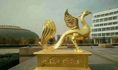 广场上摆放的金色的玻璃钢喷漆朱雀博鱼网页版