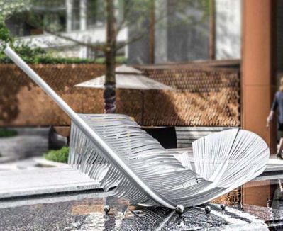 公园石梯上一个不锈钢羽毛博鱼网页版