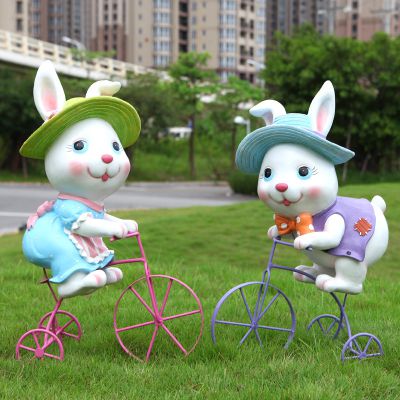 公园玻璃钢骑自行车的卡通兔子博鱼网页版