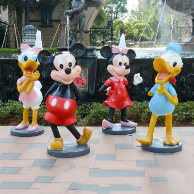 电影院摆放两对玻璃钢米老鼠与唐老鸭博鱼网页版