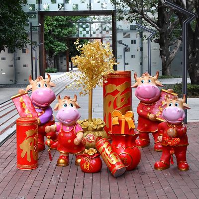 商业街摆放一群招财进宝玻璃钢牛博鱼网页版