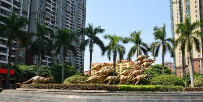 小区门口一群奔跑的不锈钢袋鼠博鱼网页版