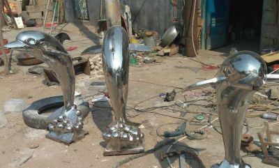 花园三只抽象不锈钢海豚博鱼网页版