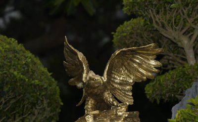 森林一只休息的树脂老鹰博鱼网页版