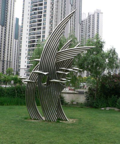 城市小区装饰一群空中游走的不锈钢鱼博鱼网页版
