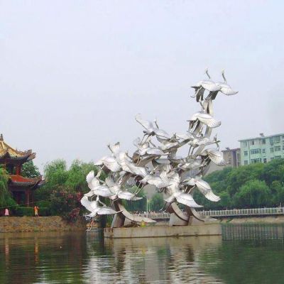 公园湖边摆放不锈钢镜面飞翔仙鹤群景观博鱼网页版