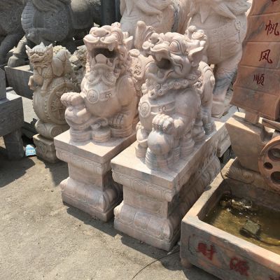公园景区晚霞红石雕怒吼的狮子博鱼网页版
