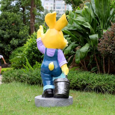 公园一只行走的树脂彩绘兔子博鱼网页版