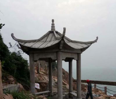 海边观景区摆放简易休息凉亭