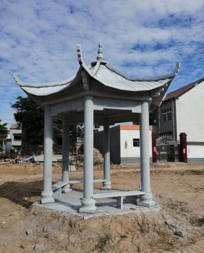 文化广场摆放仿古青石凉亭