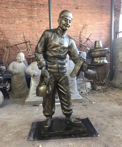 小吃饭店门口店小二端火锅迎客人物漆金黄铜博鱼网页版