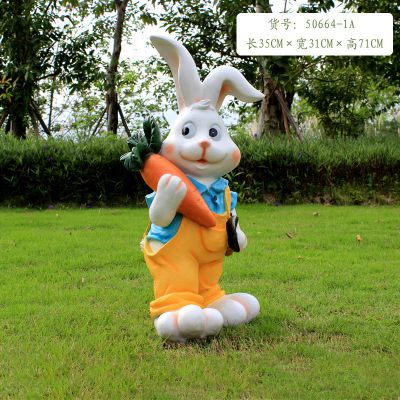 草坪一只站立的玻璃钢兔子博鱼网页版