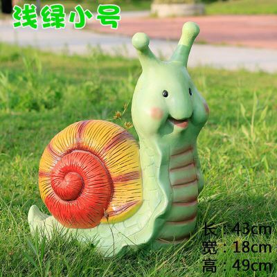 草地上摆放的浅绿小号的玻璃钢彩绘博鱼网页版