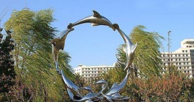 景区多只环绕圆形海豚不锈钢博鱼网页版