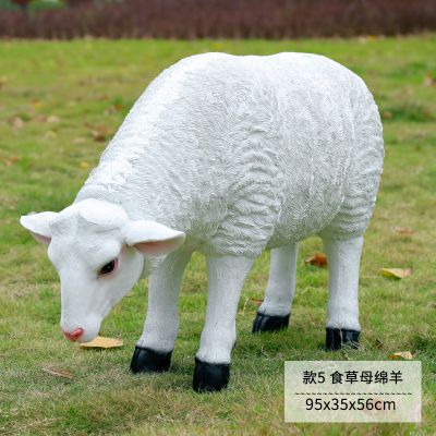 草地上一只吃草的玻璃钢仿真绵羊博鱼网页版