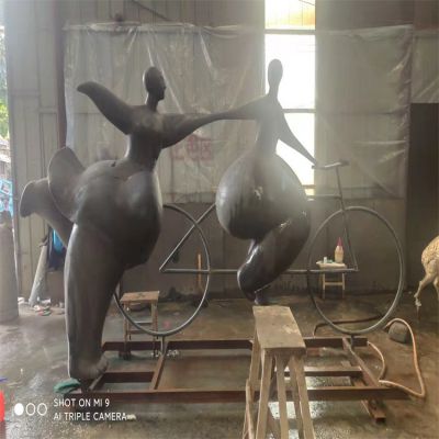 抽象园林大型不锈钢仿铜骑自行车的抽象人物博鱼网页版