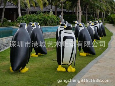 玻璃钢草坪上排队休息的可爱企鹅博鱼网页版