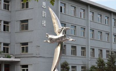 学校摆放的奔跑的玻璃钢创意飞马博鱼网页版