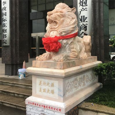 公园企业门口大型晚霞红石雕狮子