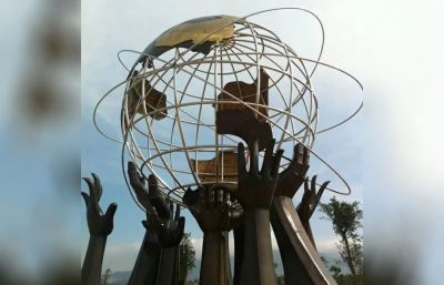 街边不锈钢众人托举镂空地球仪博鱼网页版