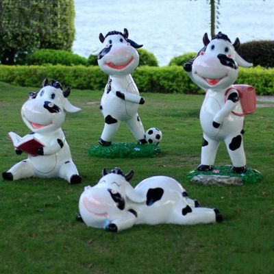 草坪四只玩耍的玻璃钢牛博鱼网页版