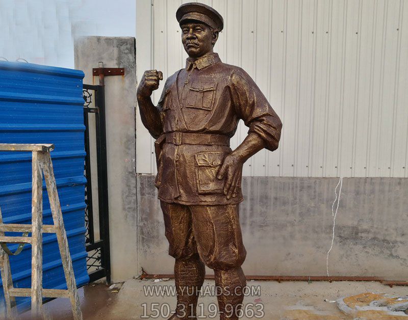 广场铜雕站着的八路军博鱼网页版
