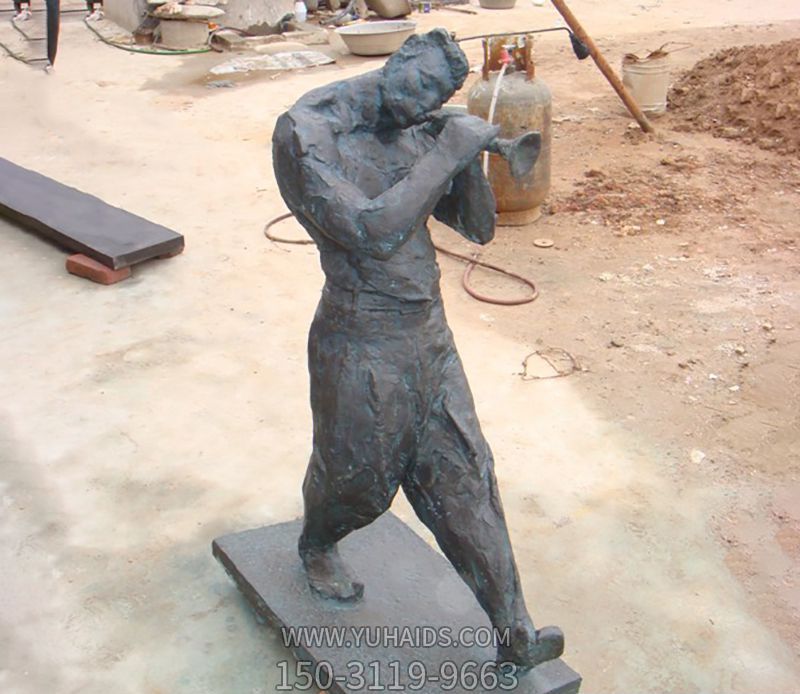 吹唢呐广场人物铜雕吹奏博鱼网页版