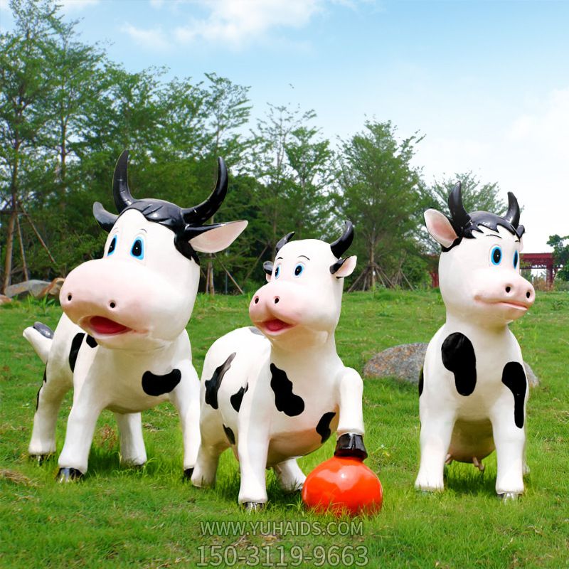 牧场三只玩耍的玻璃钢牛博鱼网页版