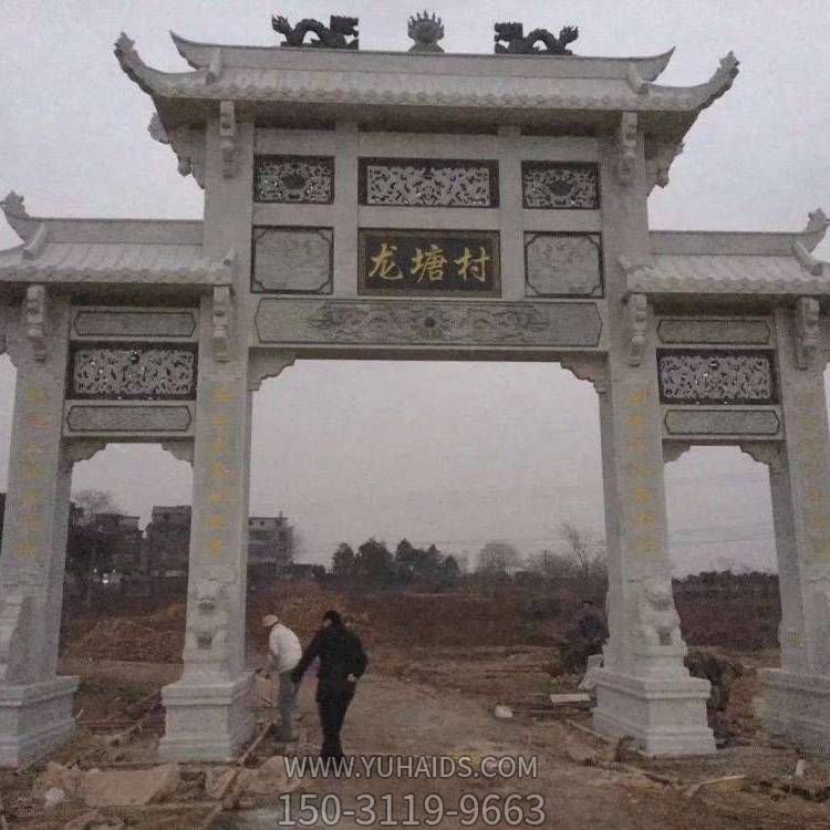 村口摆放天然大理石雕刻三门牌坊博鱼网页版