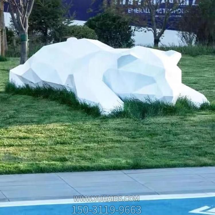 售楼部草地摆放趴姿玻璃钢几何熊景观博鱼网页版