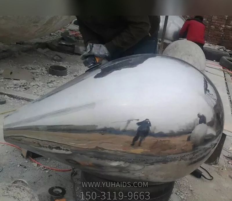 户外草坪创意躺着的鹅卵石博鱼网页版