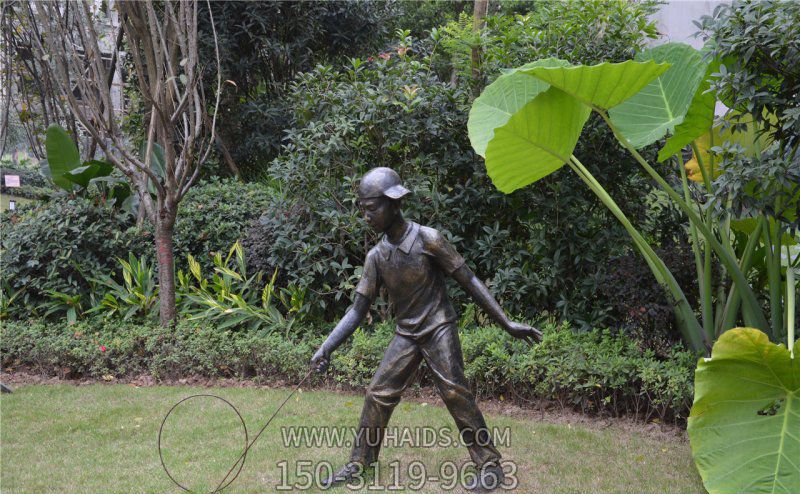 公园滚铁环的小男孩人物铜雕儿童博鱼网页版