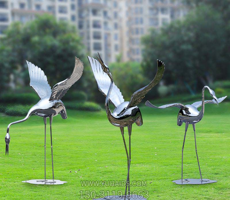 公园创意不锈钢镜面觅食的鹤博鱼网页版