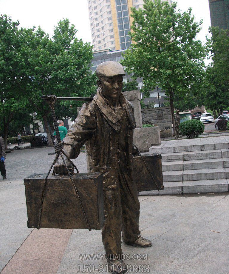 商业街边铸造挑着箱子的人物玻璃钢仿铜雕博鱼网页版