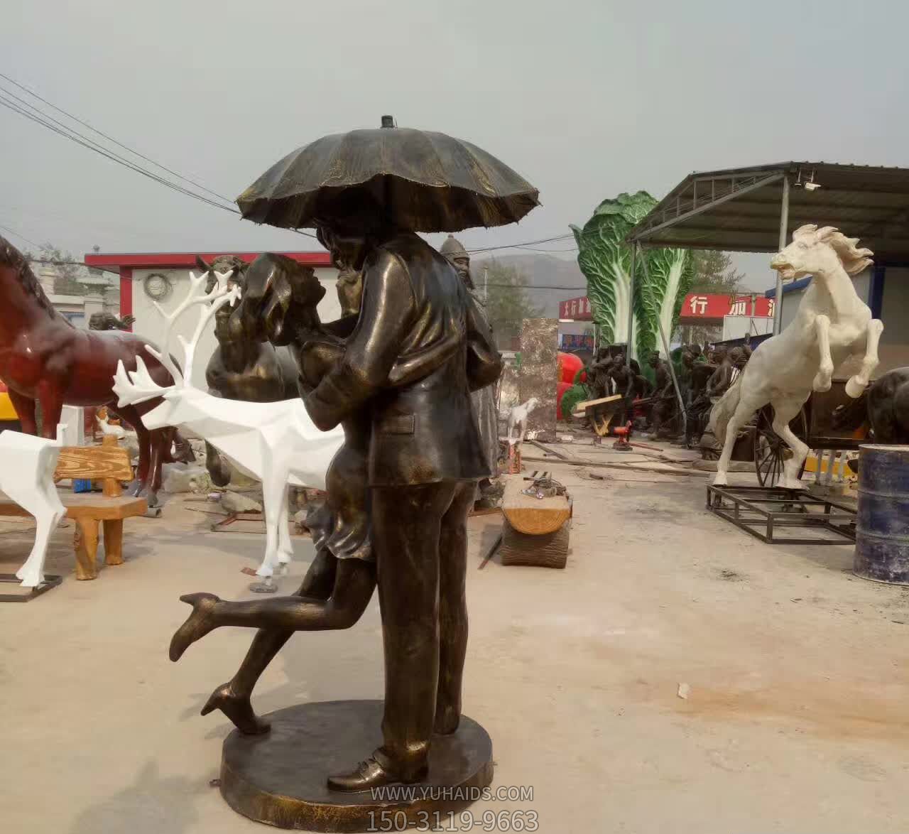 广场拥抱铜雕情侣博鱼网页版